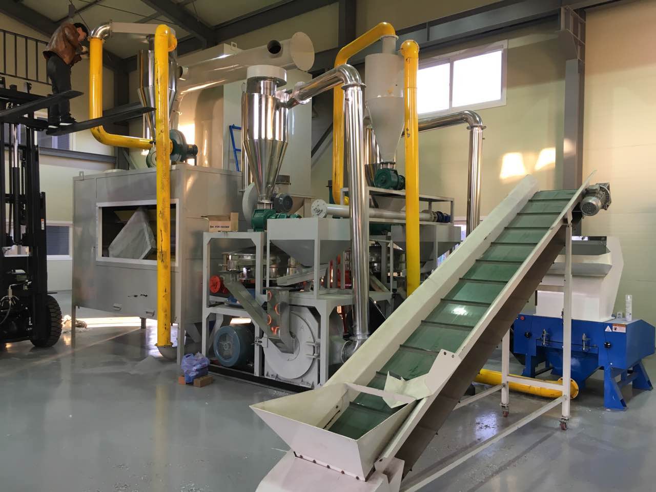 Aluminum plastic separating machine